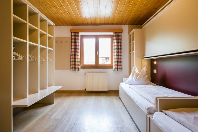 Betten im Zimmer mit Schränken an der Seite